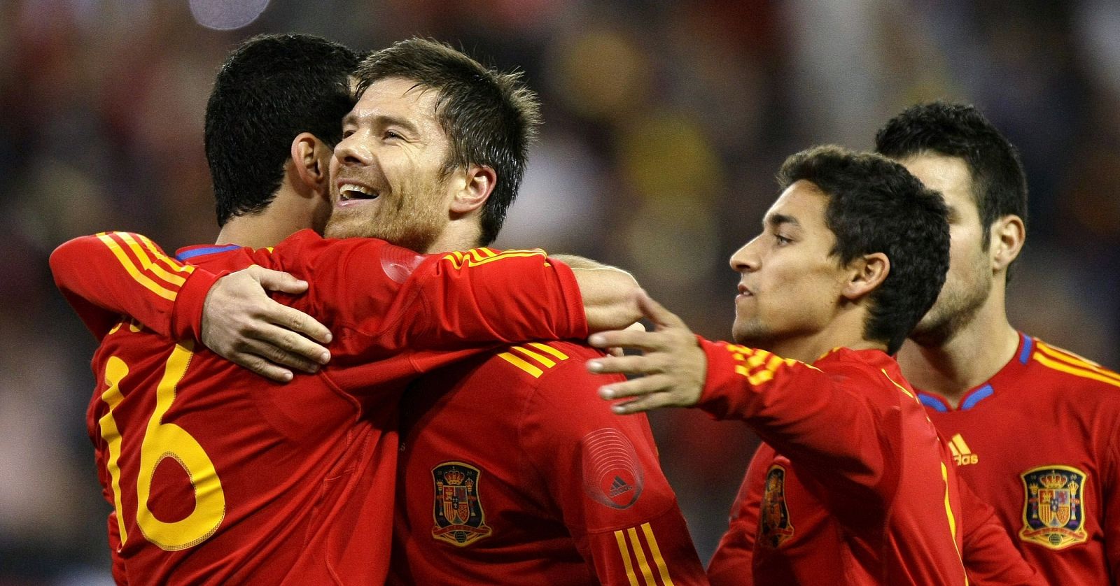 Jesús Navas celebra con Xabi Alonso y Sergio Busquets el segundo gol de España ante Argentina