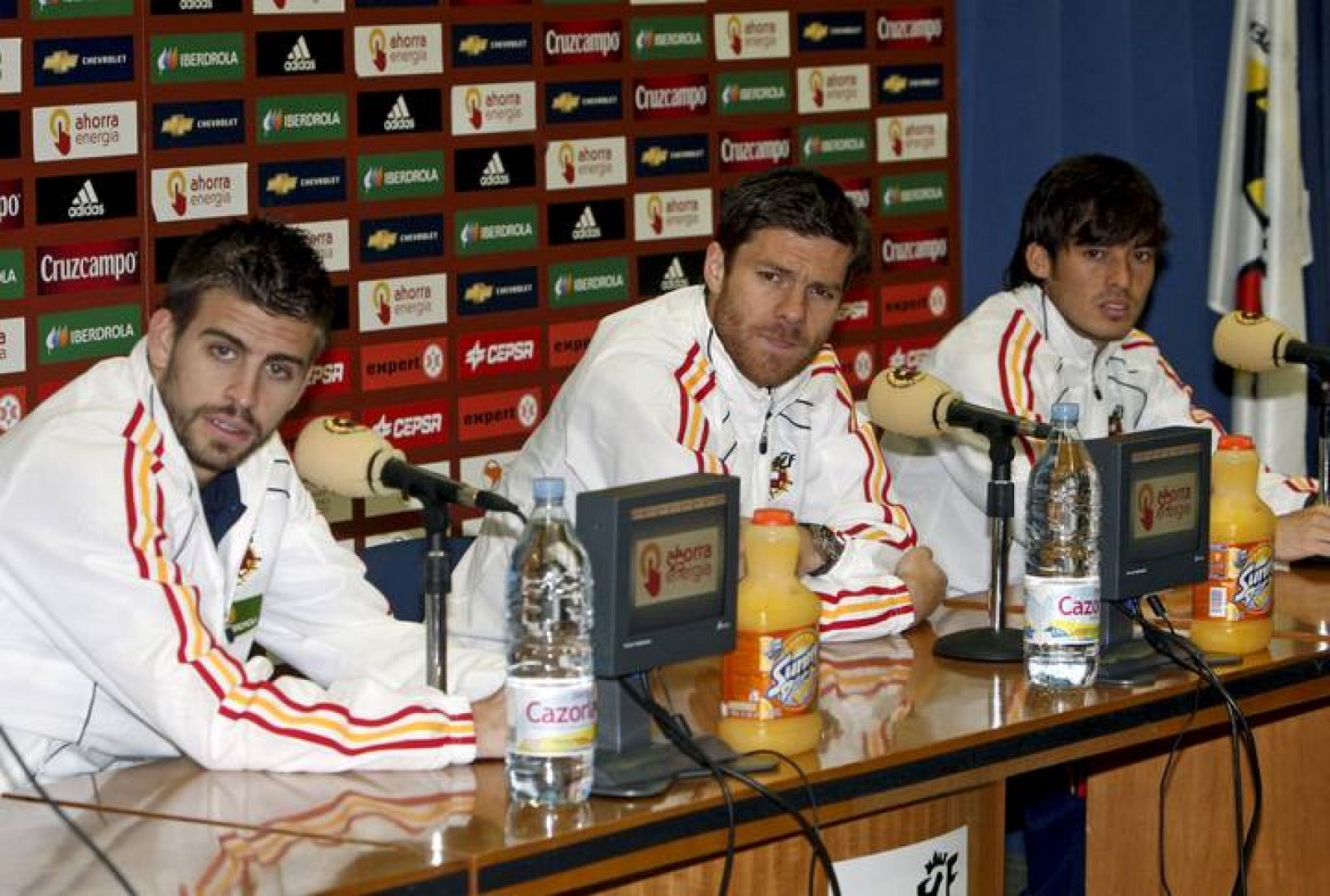 Los jugadores de la selección española Piqué (i), Alonso (c) y Silva.