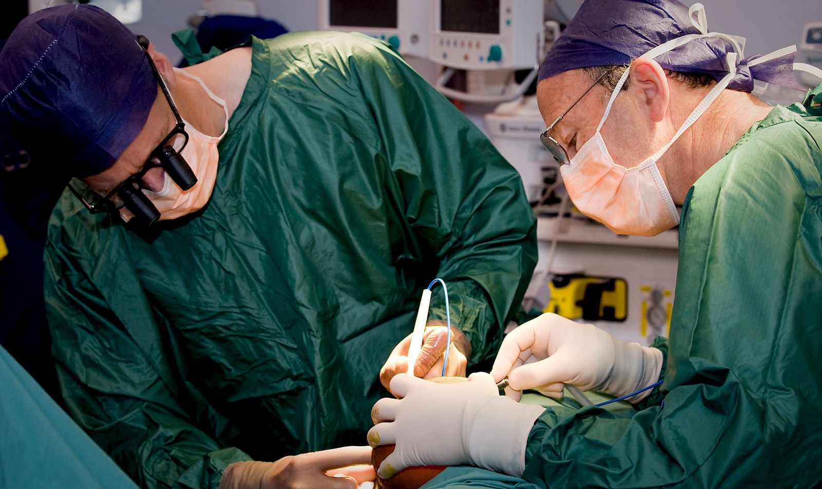 Los doctores Andrew Greensmith y Tony Holmes durante la operación