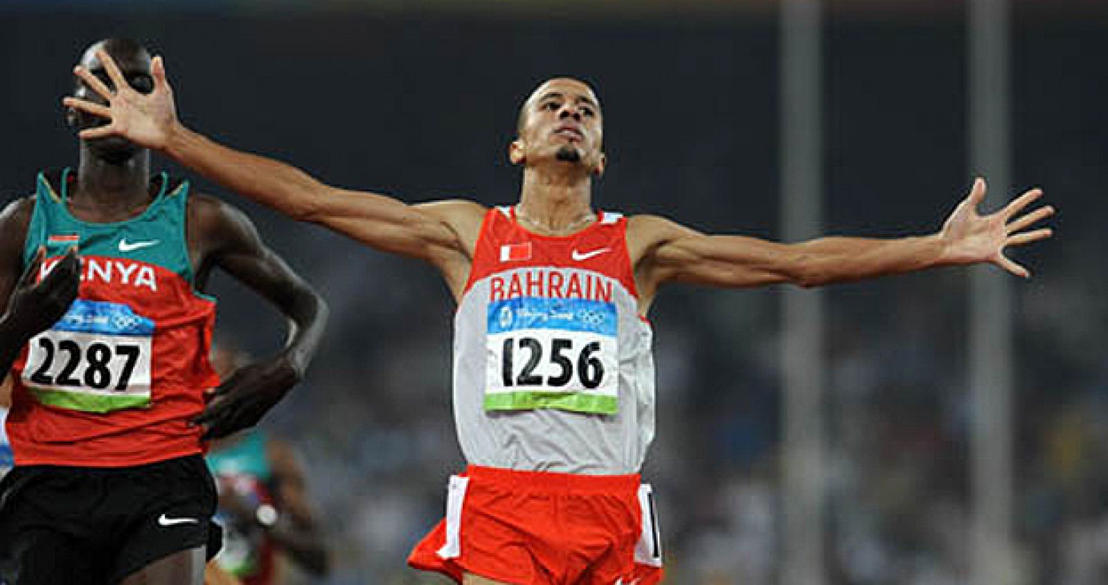 Imagen del atleta Rashid Ramzi cruzando primero la línea de meta en la carrera de 1.500 metros en Pekín.