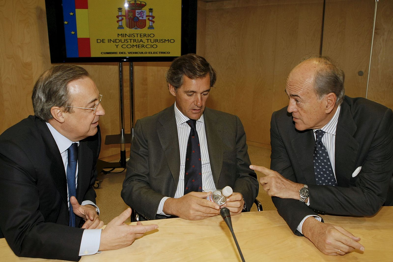 El presidente de ACS, Florentino Pérez, el de Acciones, José Manuel Entrecanales, y el de FCC, Baldomero Falcones, charlan antes del comienzo de la cumbre sobre el coche eléctrico.