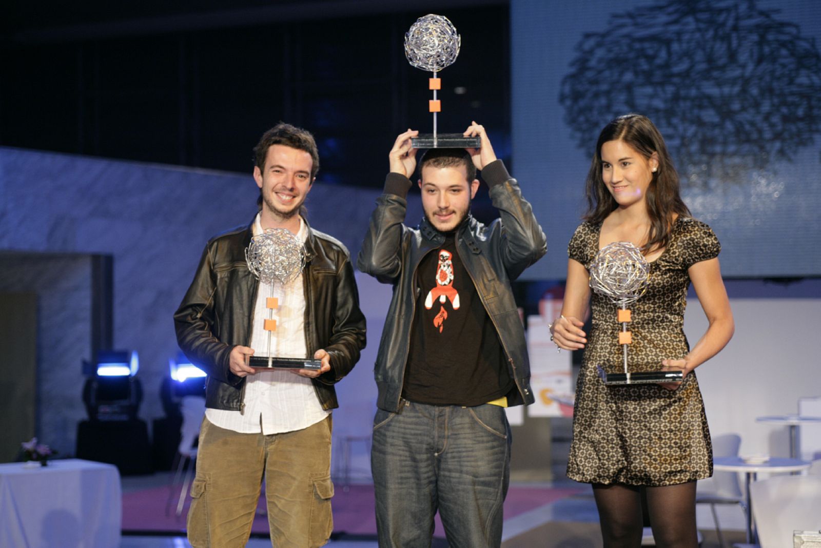 De izquierda a derecha, José Abelllán (7 Hipopótamos), Nicolás Alcalá (El Cosmonauta) y Carmila (que recogió el premio otorgado a For less or free en nombre de Aldo Murillo), los galardonados en la primera edición de los premios INVI.