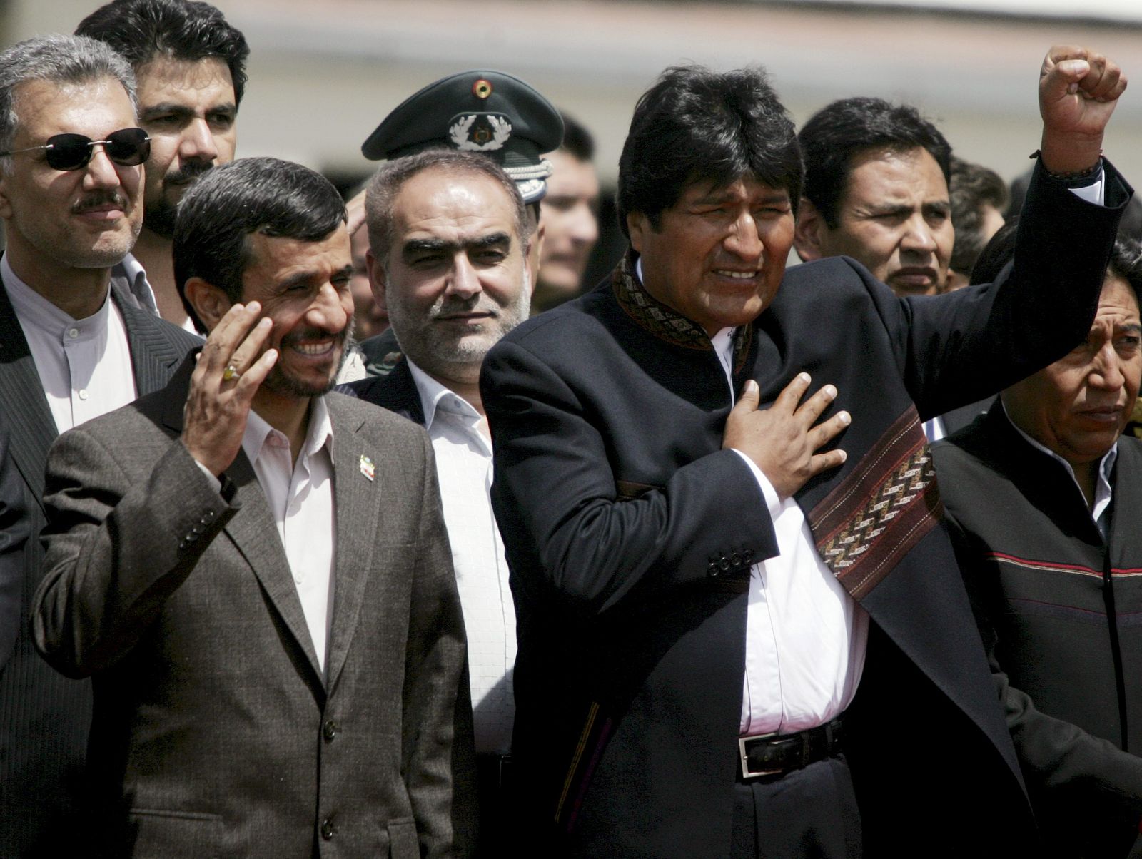 El presidente boliviano, Evo Morales, recibe en el aeropuerto a su homólogo iraní, Mahmud Ahmadineyad, a su llegada a Bolivia.