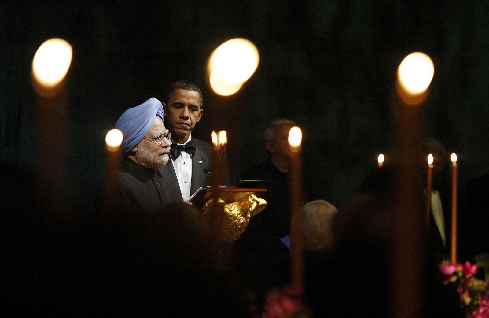 El presidente Obama y el primer ministro de la India, Manmohan Singh, bridan en una cena oficial en la Casa Blanca