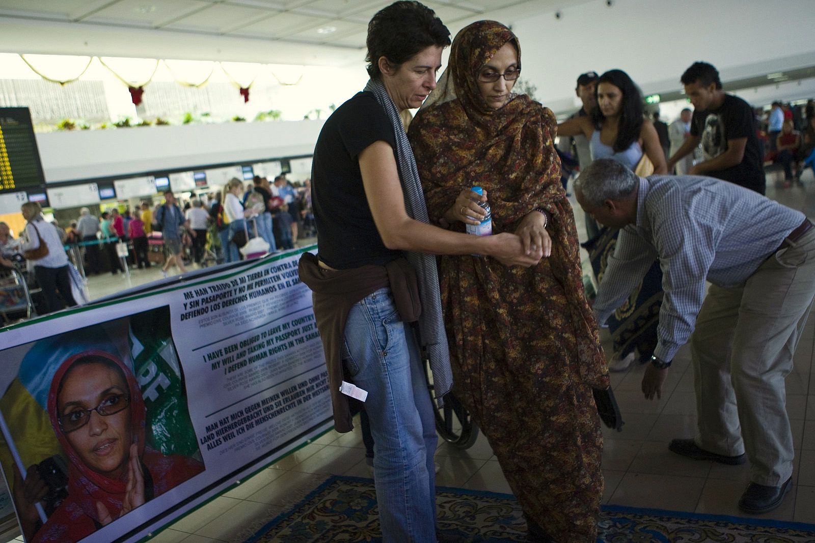 La activista saharaui, Aminatu Haidar, en el aeropuerto de Lanzarote donde mantiene una huelga de hambre.