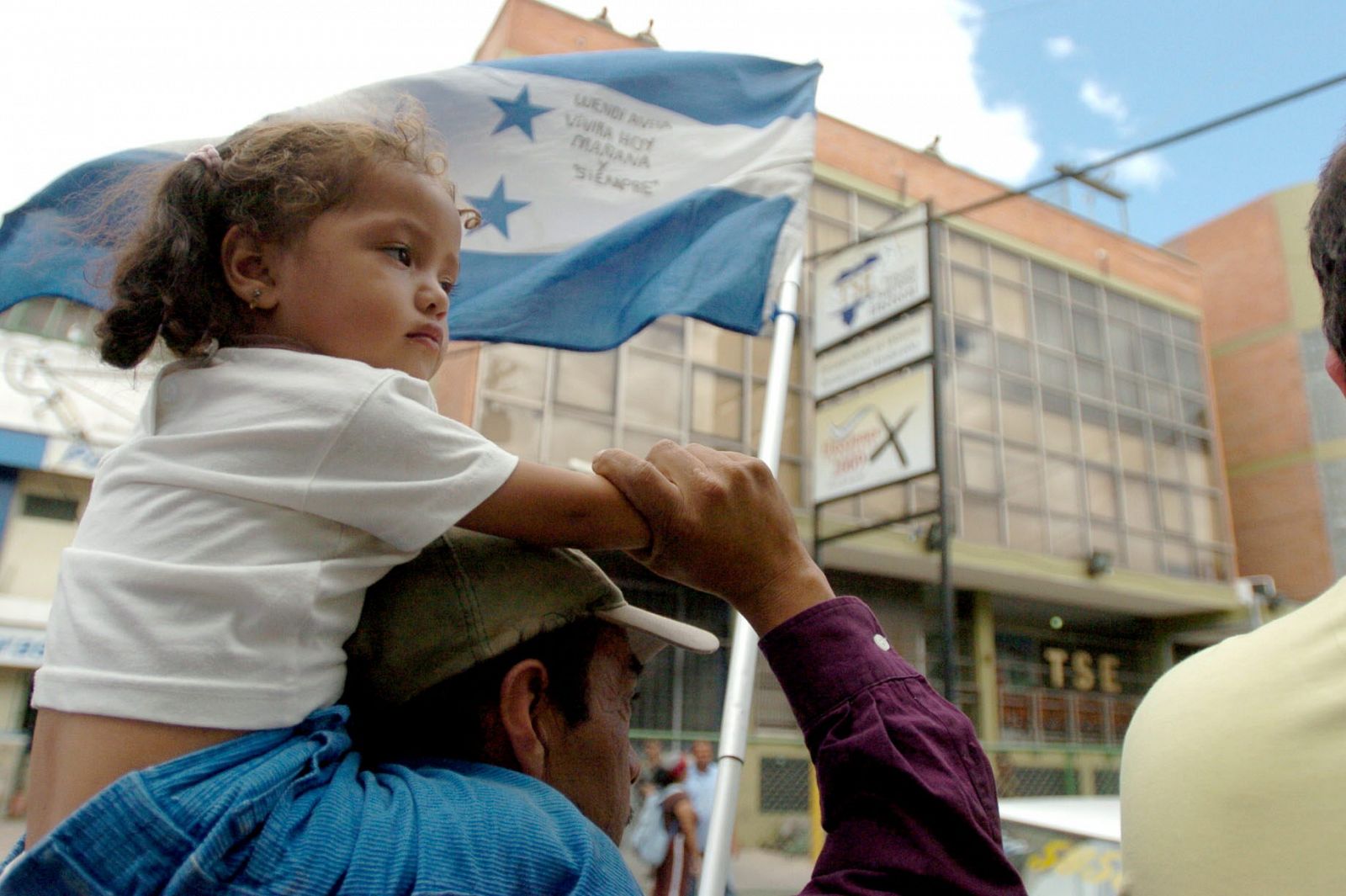 Una niña, junto al Tribunal Supremo Electoral de Honduras.