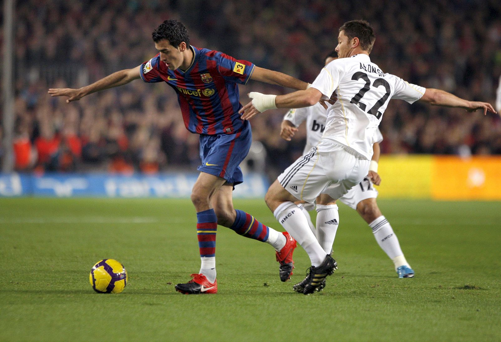 Sergio Busquets y Xabi Alonso en el partido de la primera vuelta.