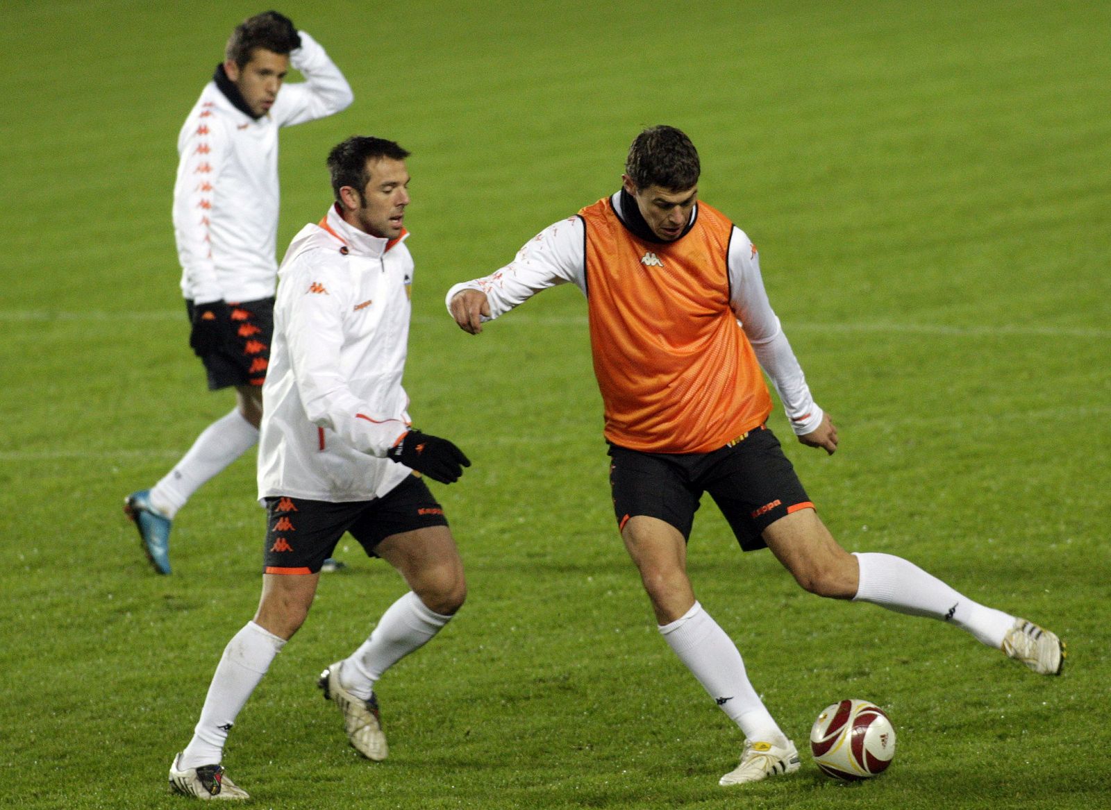 Los jugadores del Valencia Nicola Zigic y Carlos Marchena, durante un entrenamiento.