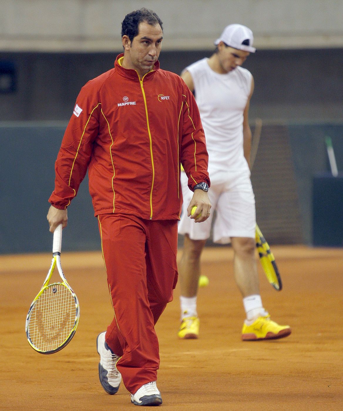 El capitán del equipo español de Copa Davis Albert Costa (i) ante el mallorquín Rafael Nadal (d) durante el entrenamiento