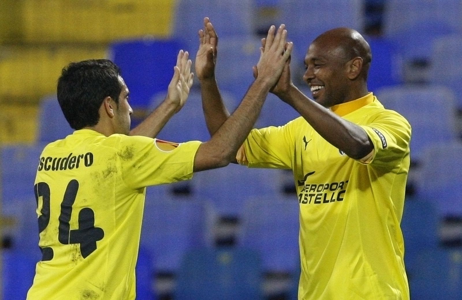 Marcos Senna celebra junto a Escudero el gol marcado al Levski Sofia.