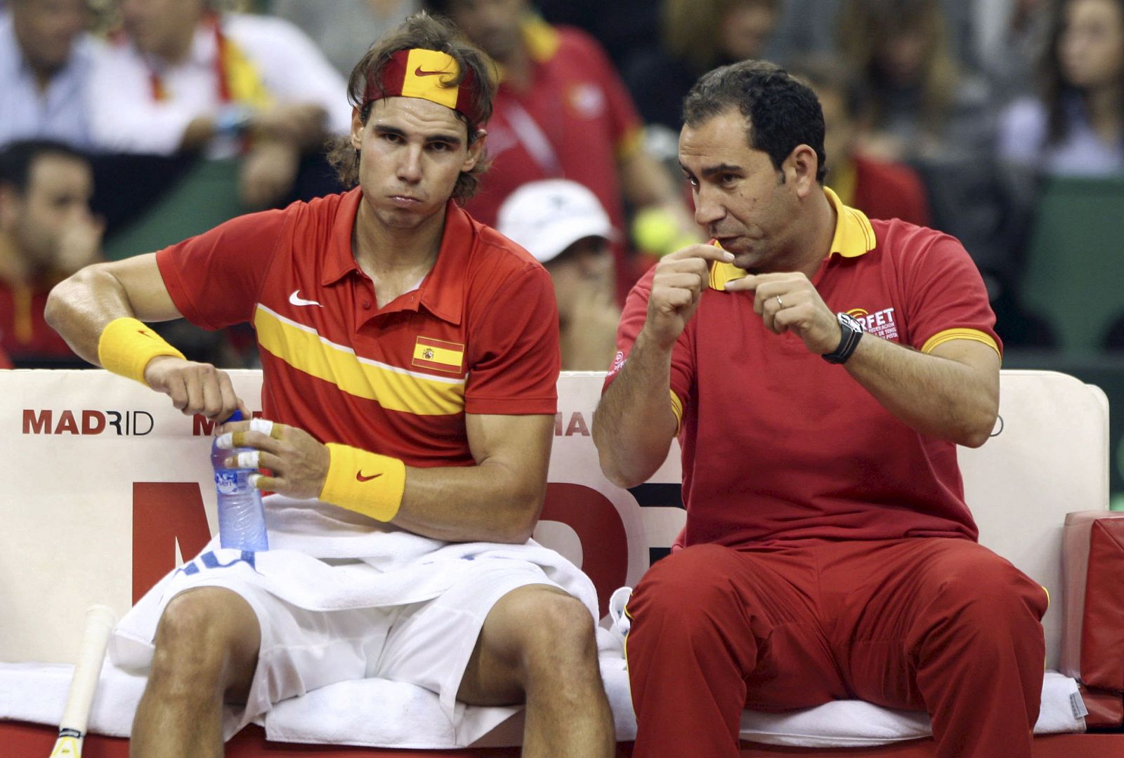 Costa da instrucciones a Nadal en un descanso del partido ante Hajek.