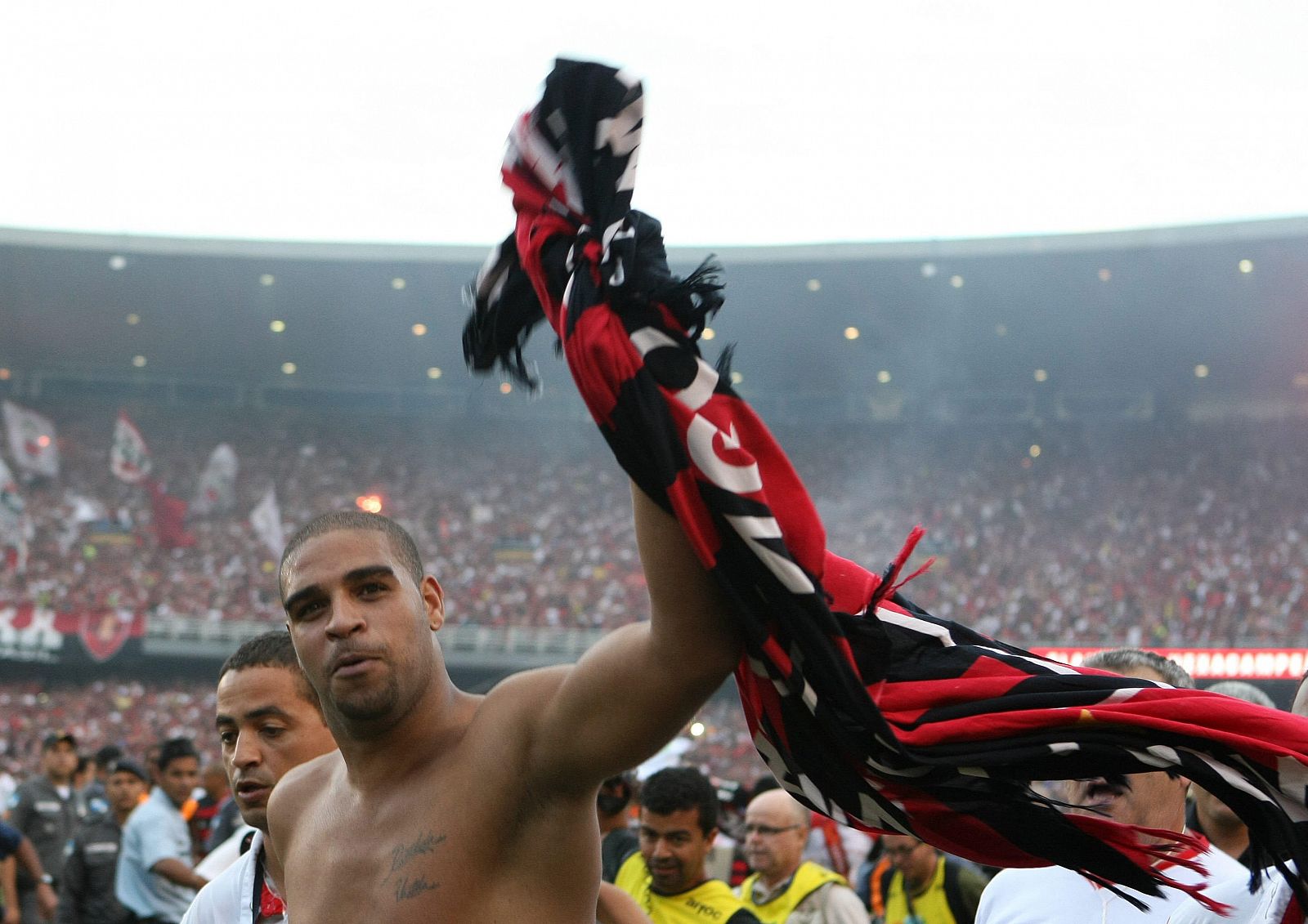 Adriano, del Flamengo, celebra la obtención del campeonato brasileño.