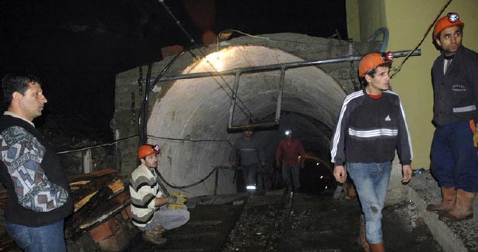 La explosión dejó atrapados a 19 de los 25 trabajadores que se encontraban a 220 metros bajo tierra