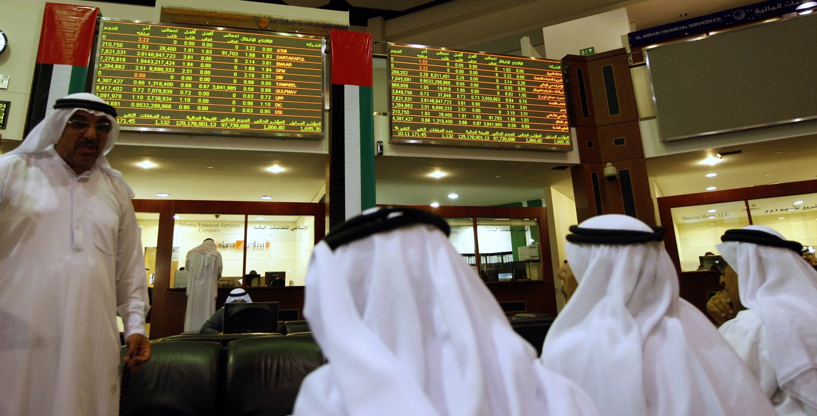 Inversores en la Bolsa de Dubai