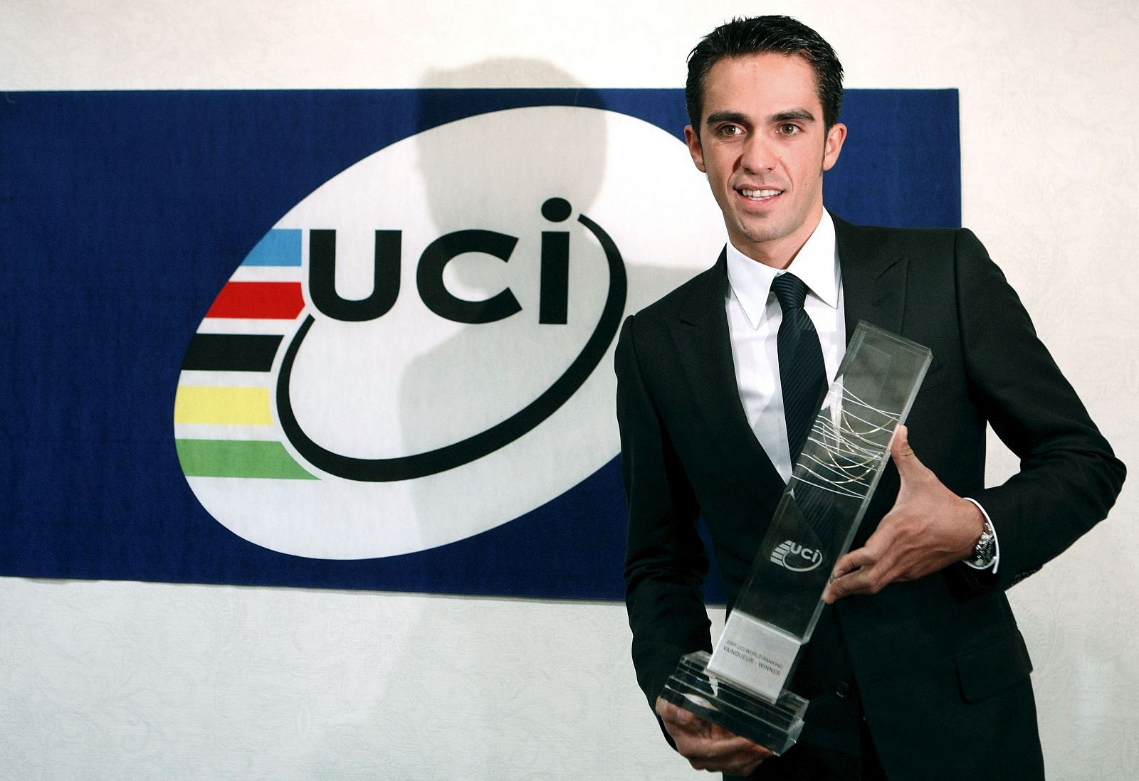 El corredor Alberto Contador, ganador de la última edición del Tour de Francia, tras recibir el trofeo que le acredita como ganador de la clasificación mundial individual, de manos del presidente de la Unión Ciclista Internacional, Pat McQuaid.