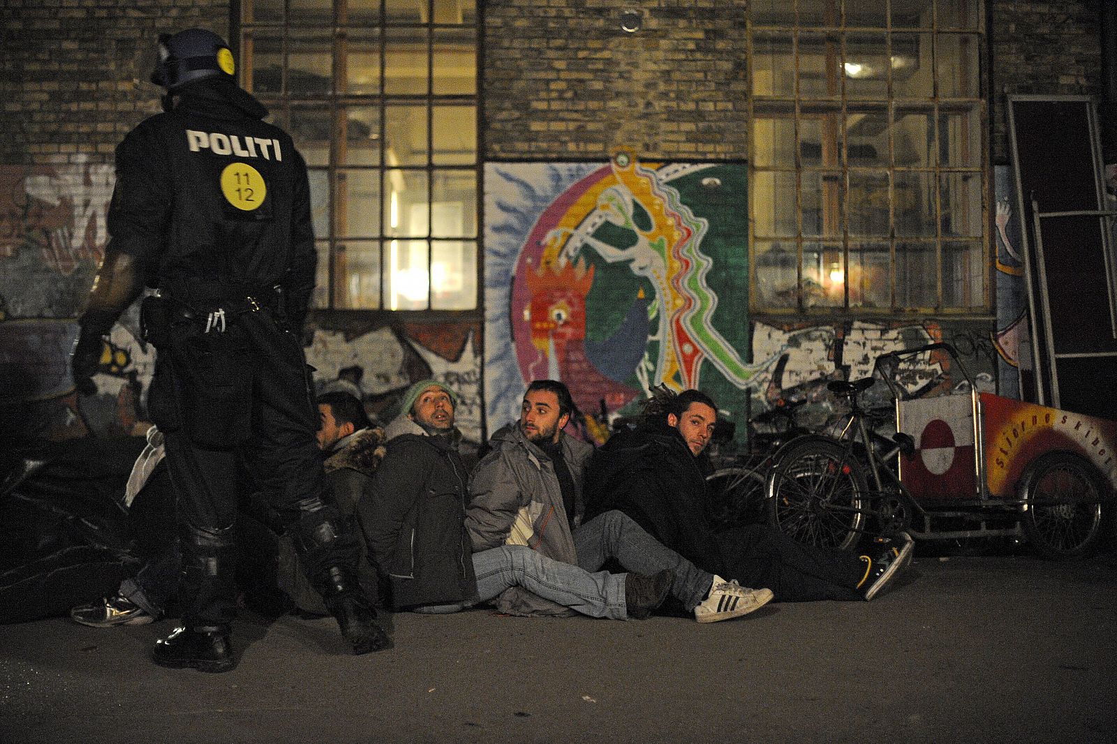 Un policía anti-motines danés vigila a un grupo de activistas en Copenhague