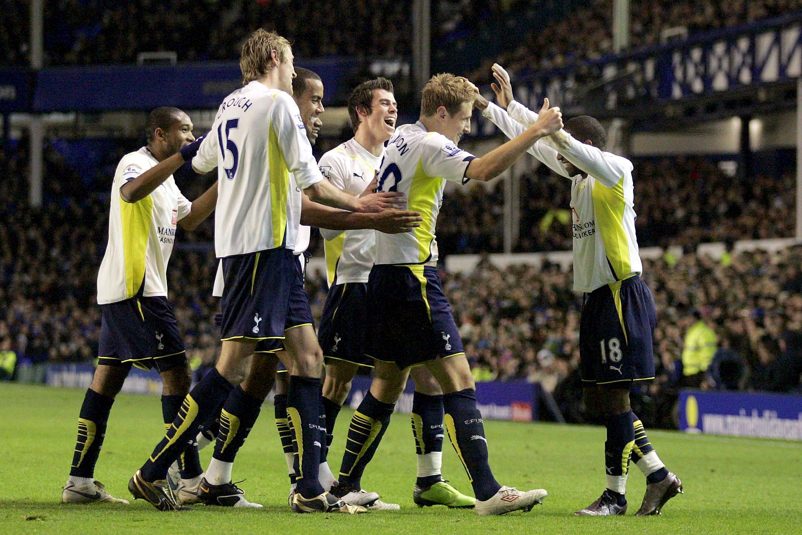 El Tottenham protagoniza un duelo por un puesto de Champions con el Manchester City.