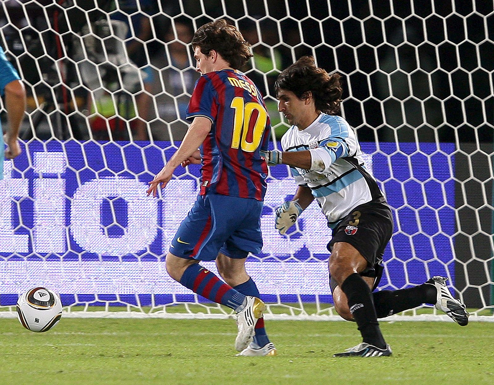 El argentino Leo Messi, del FC Barcelona marca un gol Atlante FC durante la semifinal del Mundial de Clubes.