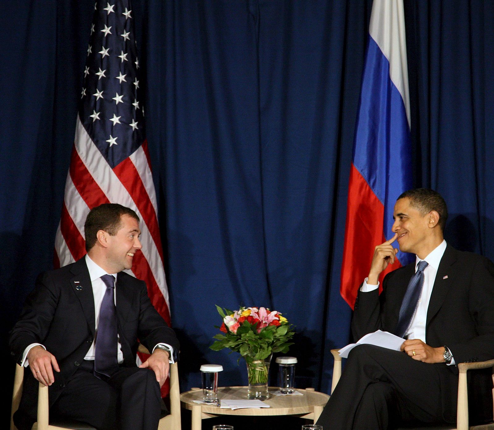 El presidente estadounidense, Barack Obama, y el presidente ruso, Dmitri Medvedev, sonríen durante su encuentro en la última jornada de la cumbre de la ONU del Cambio Climático en Copenhague.