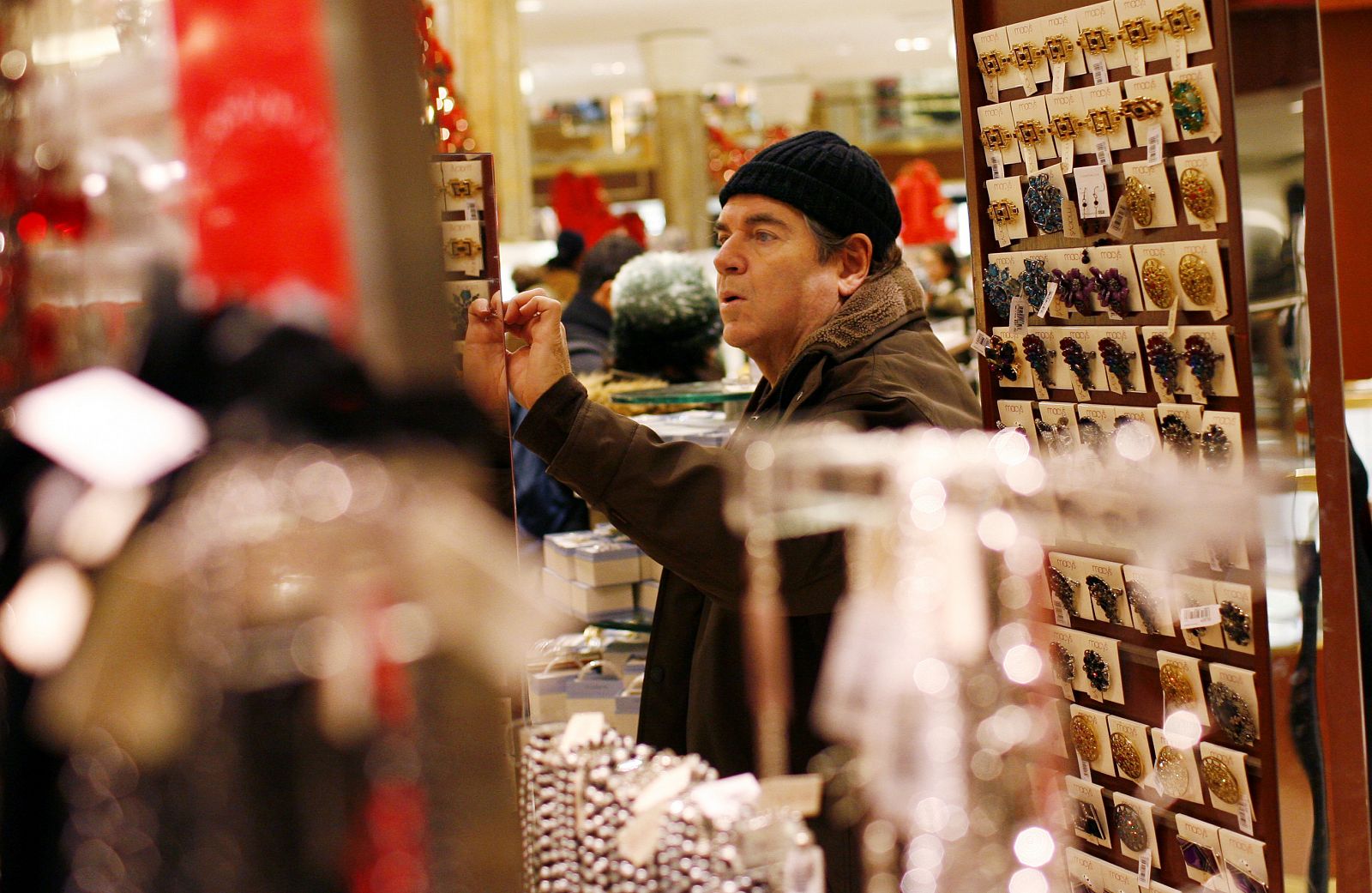 Un hombre curiosea en una tienda