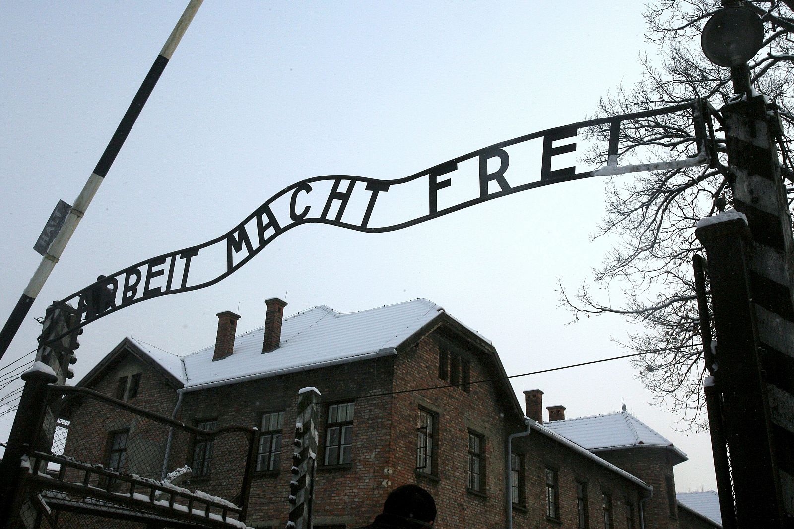 Fotografía de archivo del 18 de diciembre de 2009 que muestra el letrero de reemplazo "Arbeit Macht Frei"
