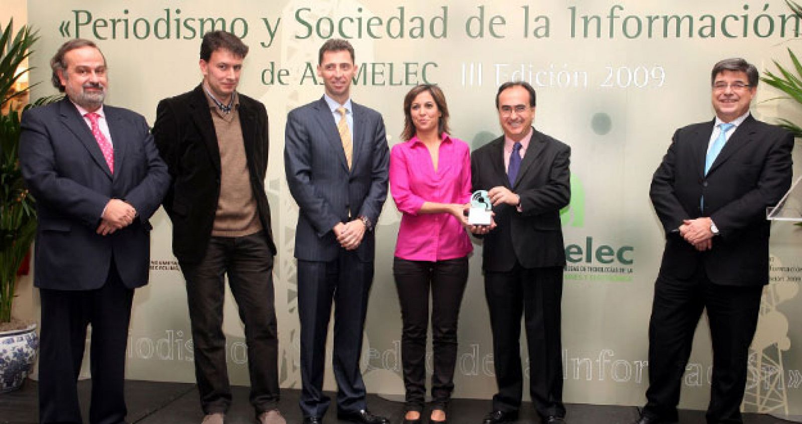 Raúl de Andrés y Daniel Manzano, directores de 'Fábrica de Ideas de TVE', recogen el premio junto con Mara Torres.