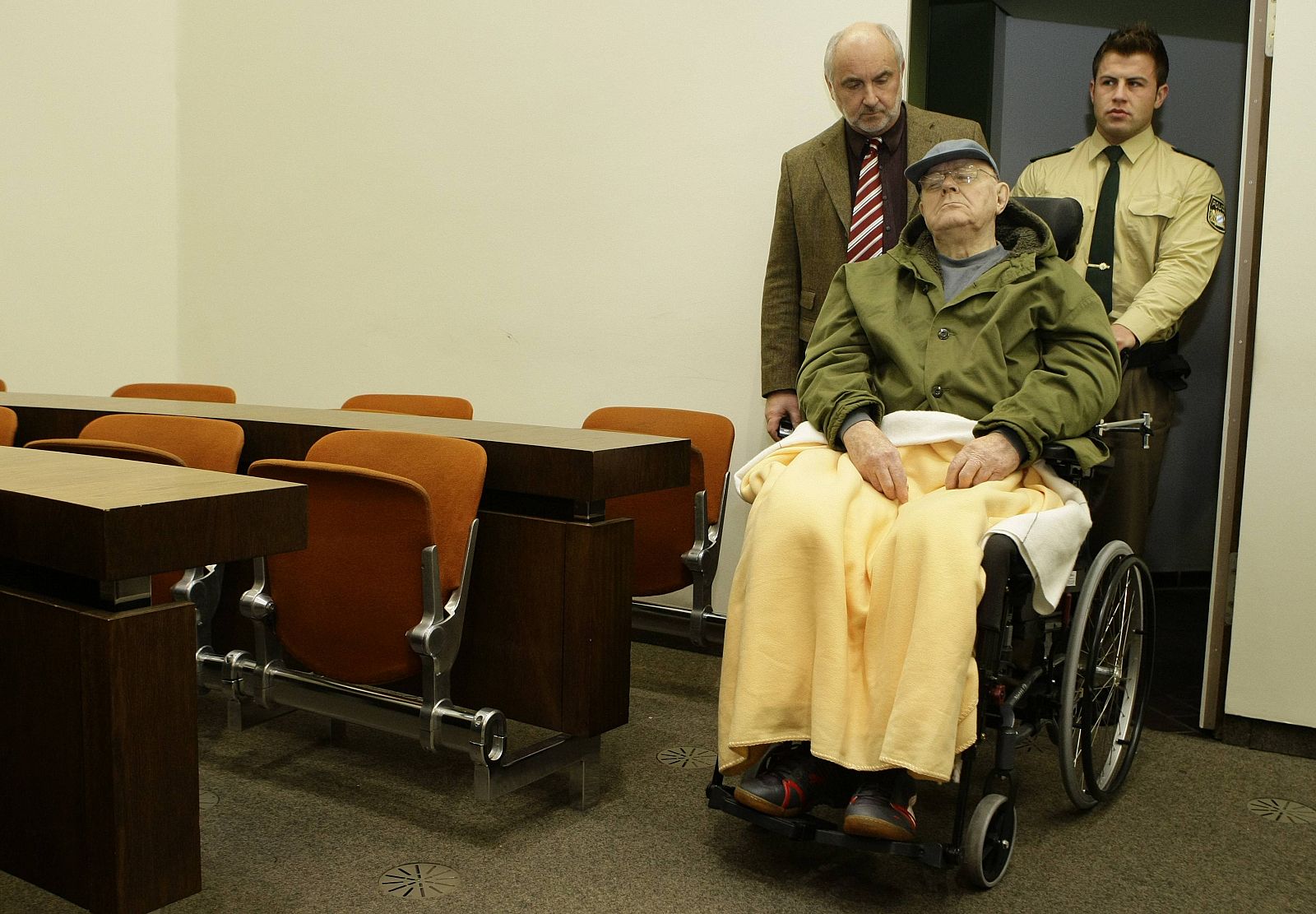 El presunto criminal nazi, John Demjanjuk, a su llegada en silla de ruedas a la Audiencia de Munich.