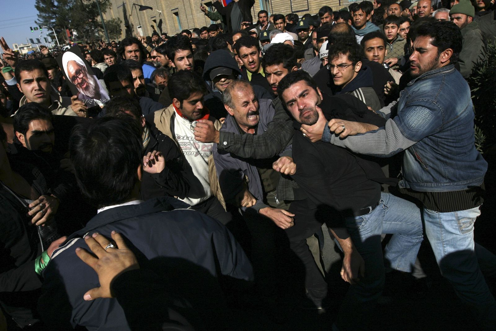 Disturbios entre partidarios y opositores del presidente iraní Mahmud Ahmadinejad durante el funeral del clérigo Montazeri en la ciudad santa de Qom.