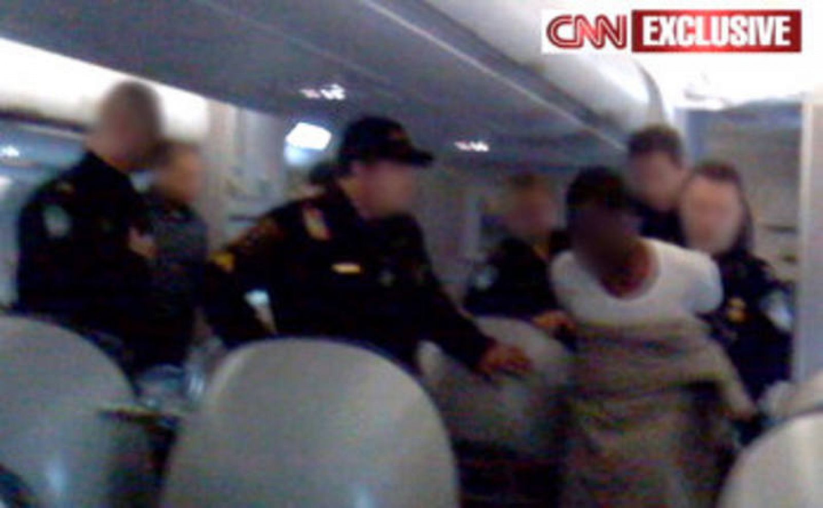 El presunto terrorista en el momento de ser detenido en el interior del avión.