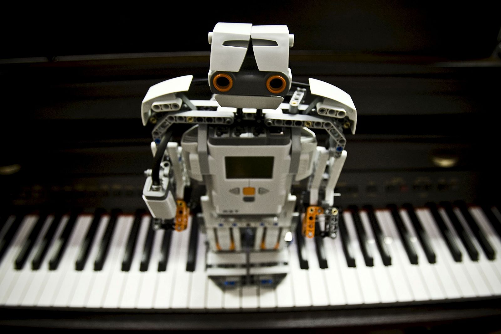Uno de los robots desarrollados por un grupo de investigación de la Universidad de Málaga, capaz de reconocer y localizar canciones al ser silbadas o tarareadas.