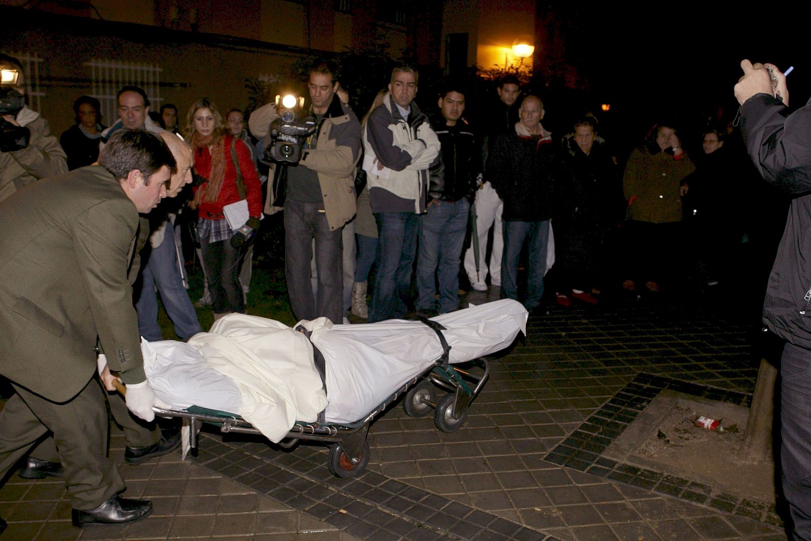 El cadáver de la víctima es trasladado por los servicios funerarios