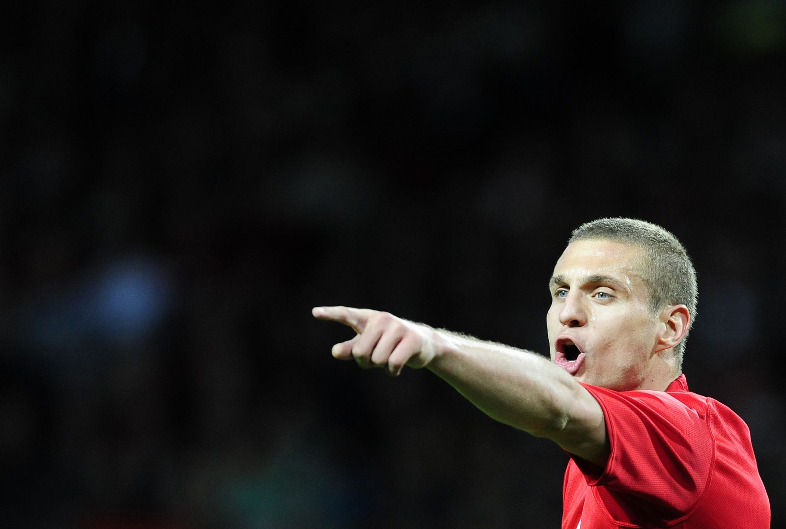 El central del Manchester United, Nemanja Vidic, dando ordenes a sus compañeros