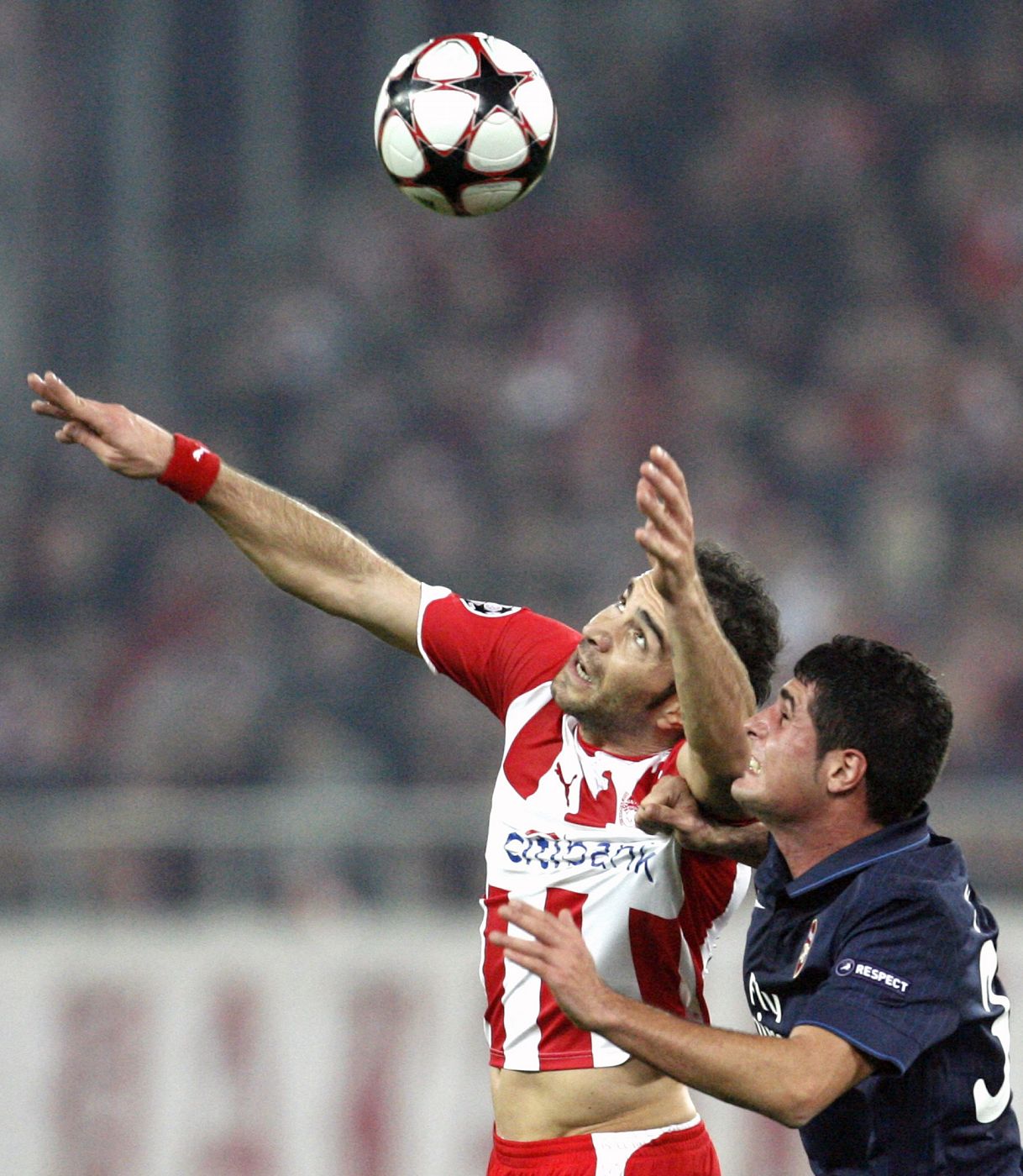 Mérida pugna un balón con Maresca, del Olympiakos, en un partido de Champions del Arsenal.