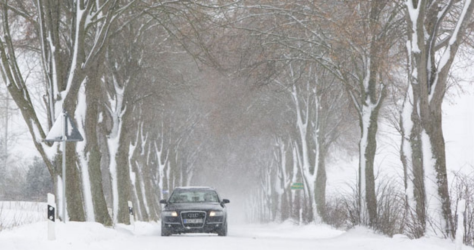 Un coche intenta hacerse paso en la nieve cerca de un pueblo de Dersekow, en el norte de Alemania