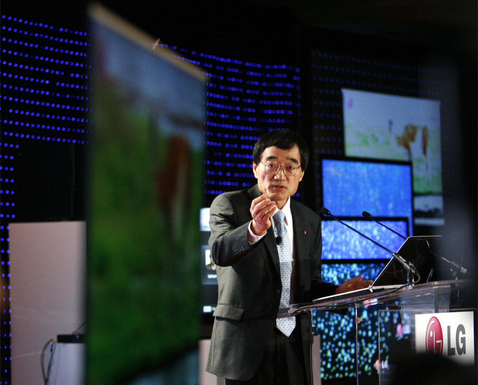 Woo Paik, el presidente de LG, presentando un televisor ultra-plano con tecnología LED que tiene un ancho de sólo 6,9 milímetros, durante el CES 2010.