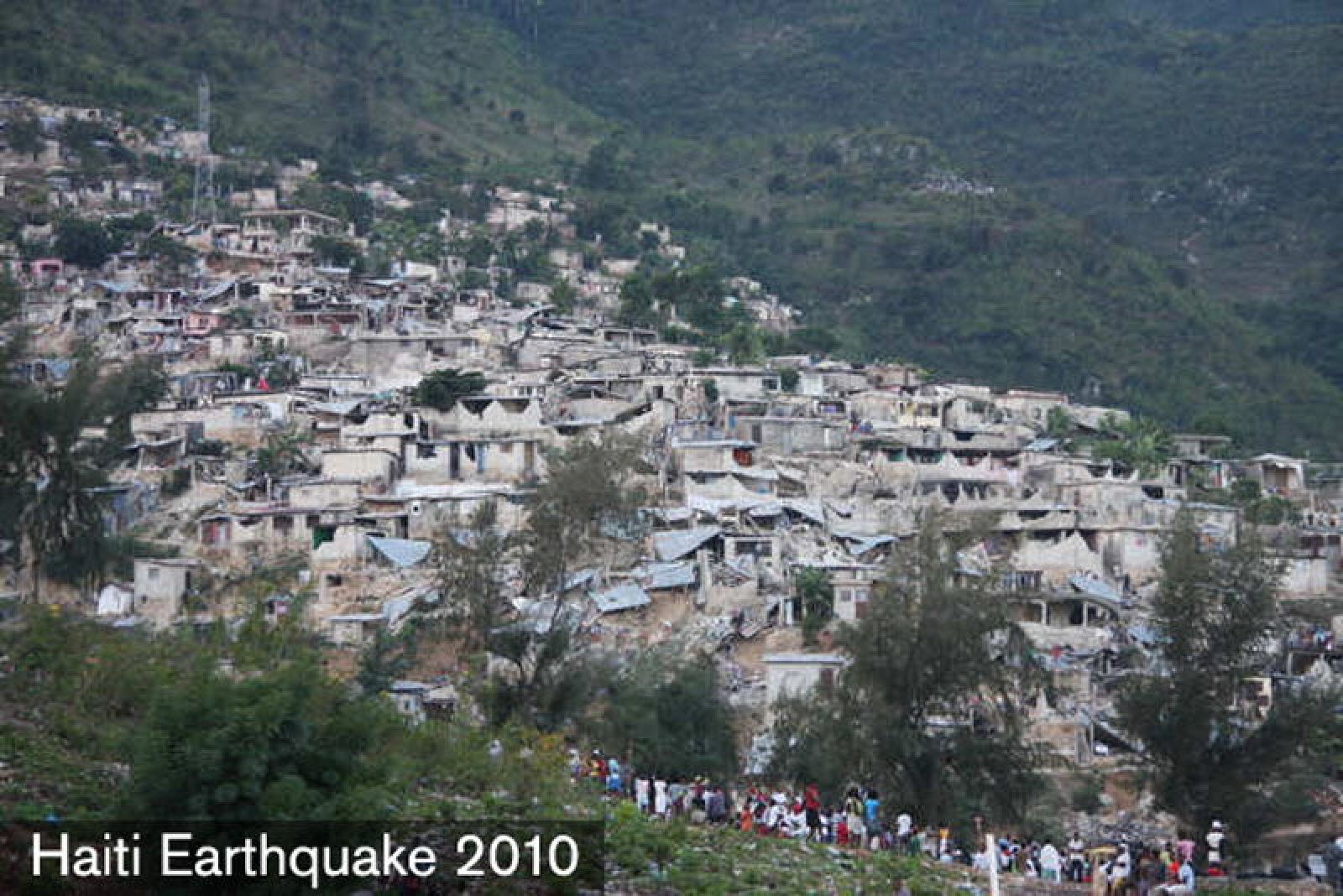 Fotografía cedida por la Cruz Roja Americana donde se observa la devastación en unos de los barrios de Puerto Príncipe tras el terremoto.