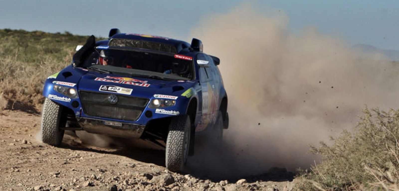 Carlos Sainz durante la decimotercera etapa del Rally Dakar en la que sigue al frente de la general.