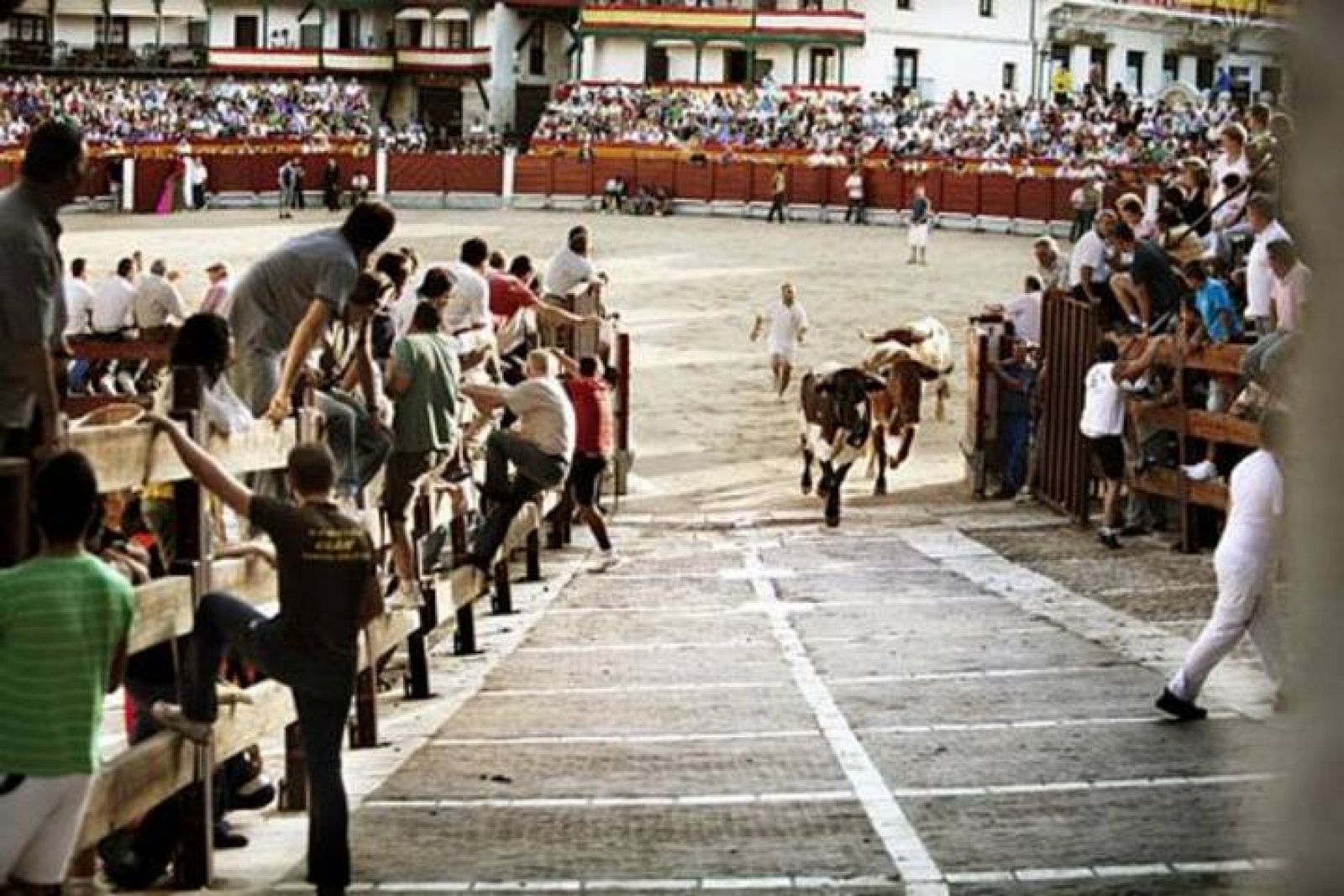 Una corrida de toros en la Plaza Mayor de Chinchón