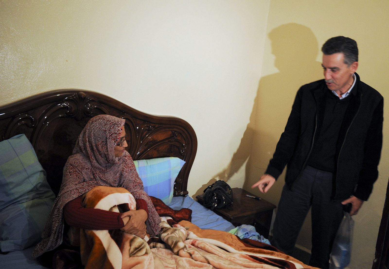 Aminatu Haidar recibe la visita del doctor Guzman Pérez en su casa
