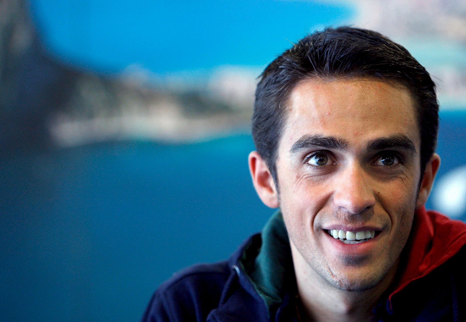 El tres veces campeón del Tour de Francia, Alberto Contador, estará con Carlos y Perico en el plató de TVE.