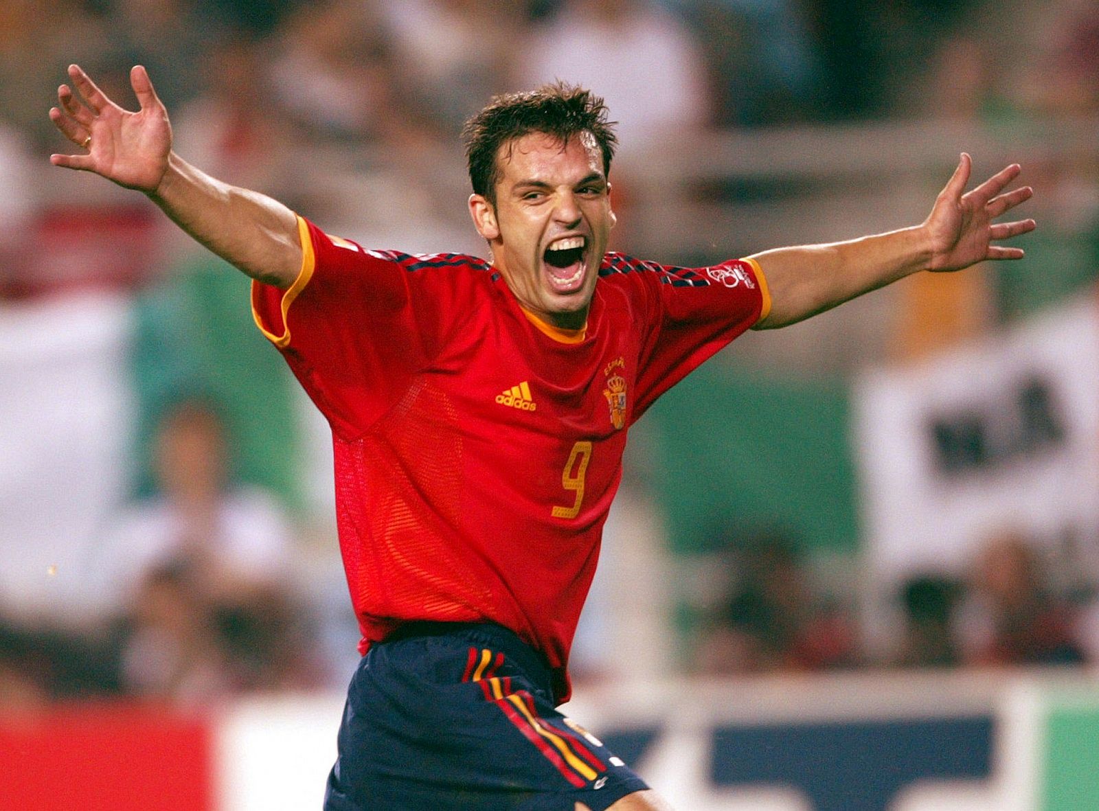 Fernando Morientes celebra el gol que después anularía el árbitro egipcio Al Gandour.