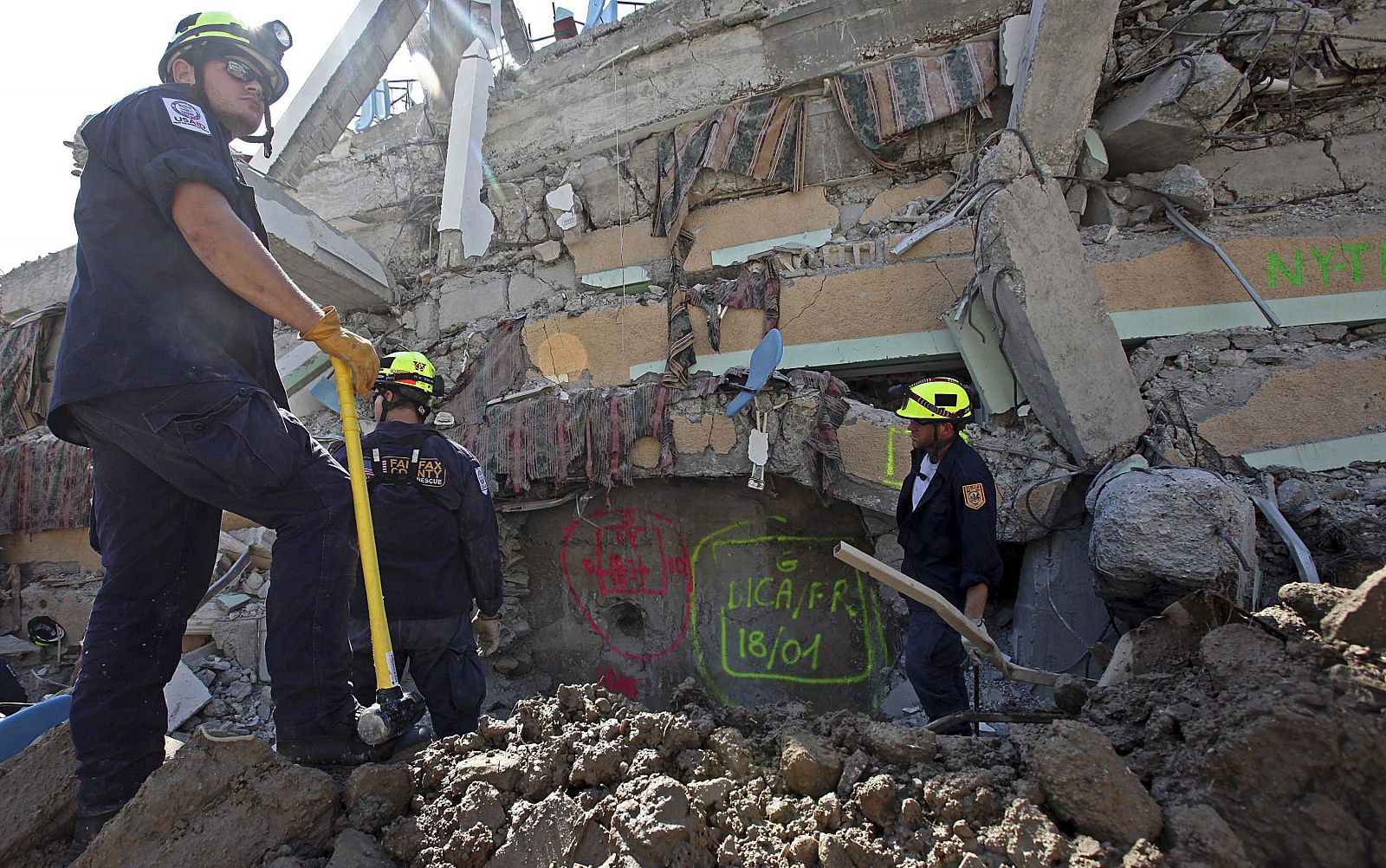 Bomberos estadounidenses entre las ruinas de Puerto Príncipe