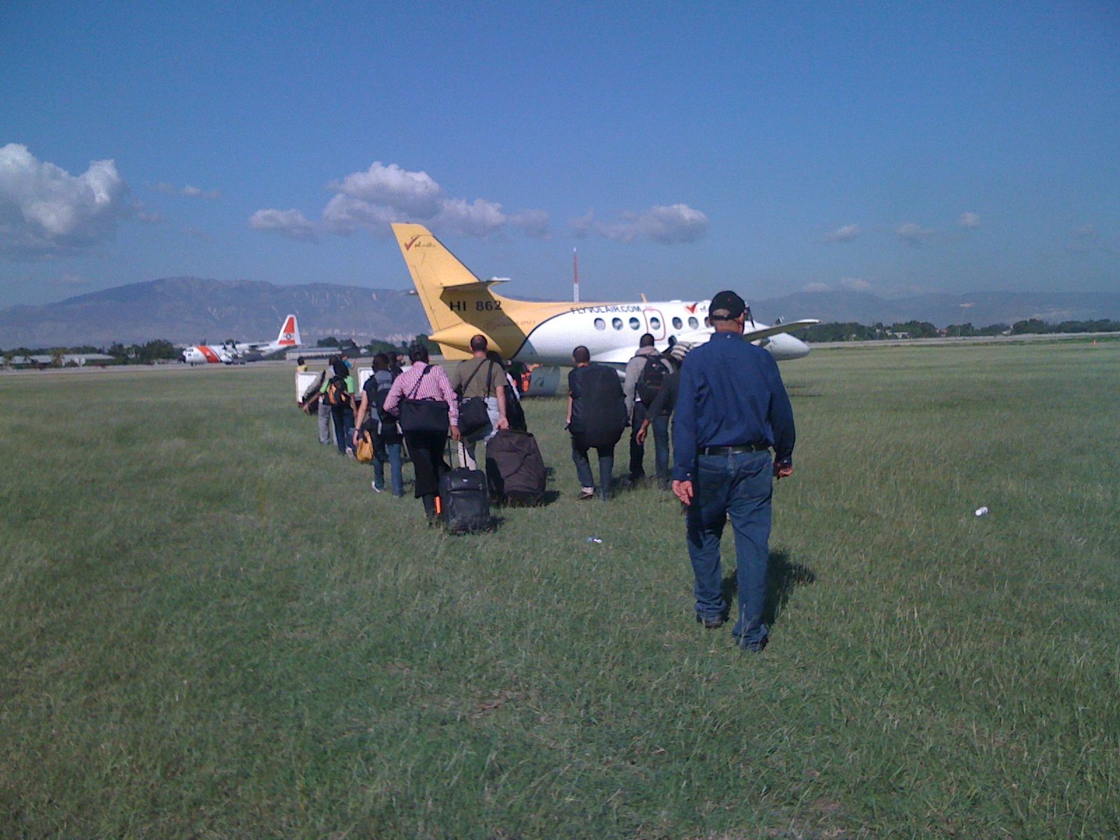 Avioneta en la que José María consiguió abandonar Haíti desde el aeropuerto de Puerto Príncipe, cuatro días después del terremoto.