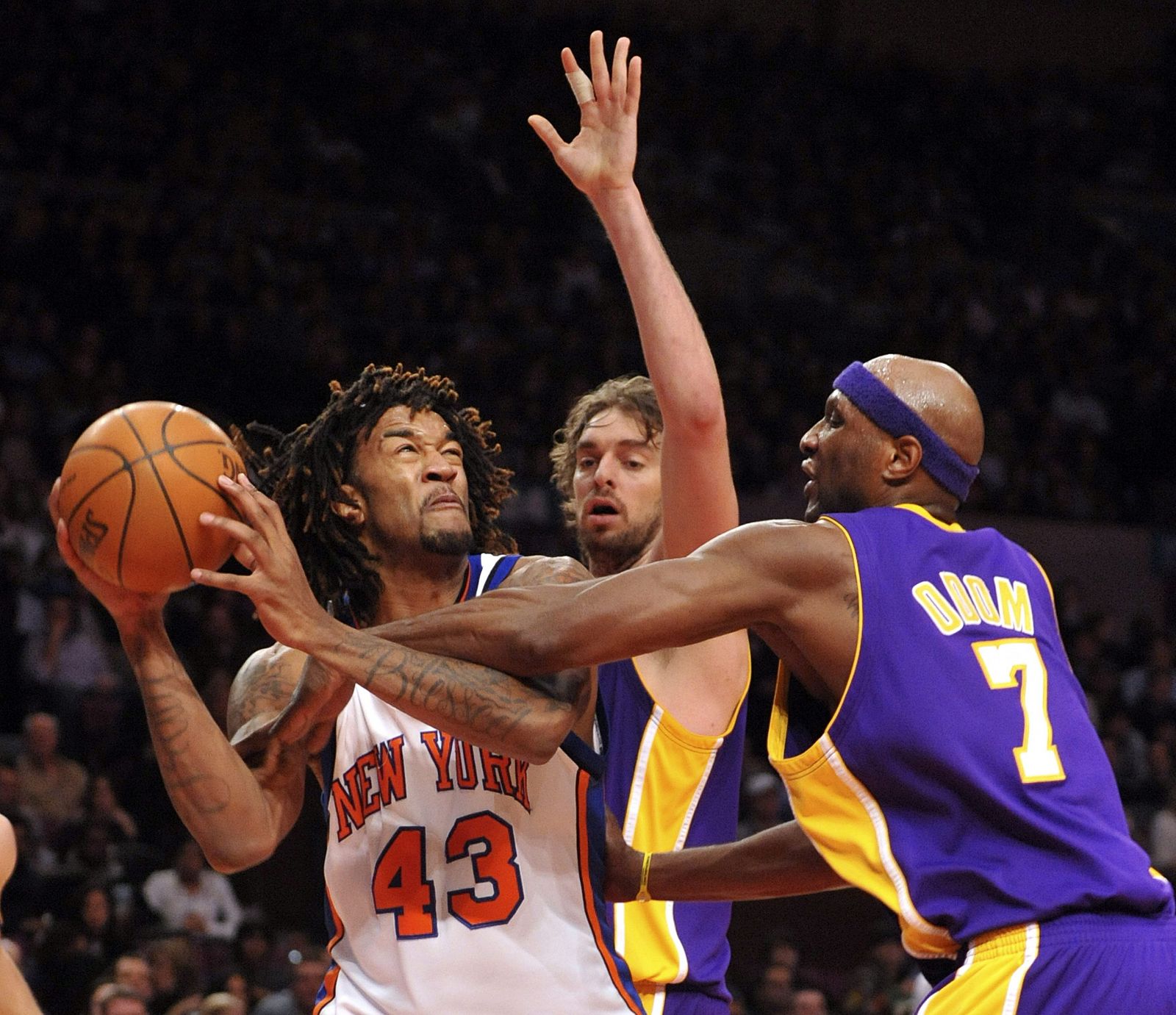 Lamar Odom y Pau Gasol rodean a Hill, de los Knicks de Nueva York.