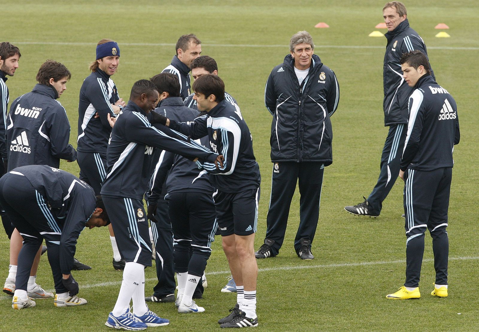 Manuel Pellegrini habla con sus jugadores durante un entrenamiento.