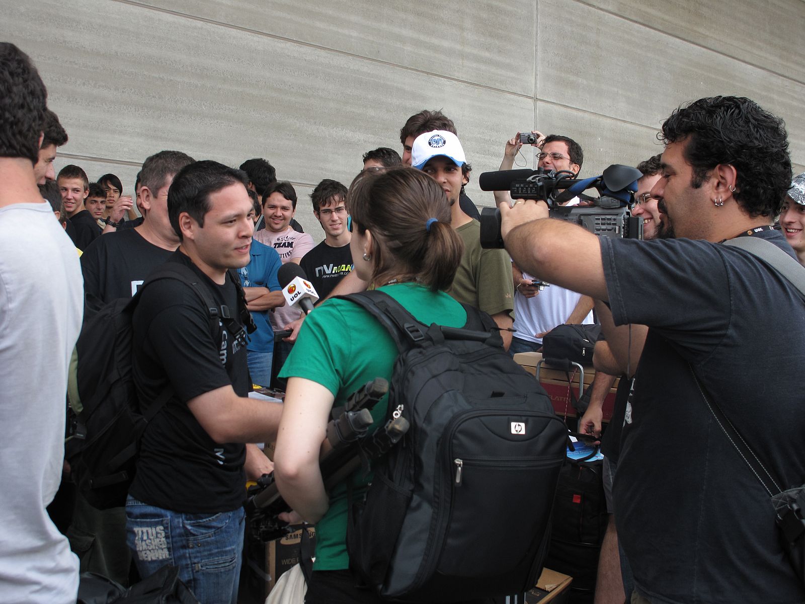 Una periodista brasileña entrevista a un campusero  a la entrada del recinto.
