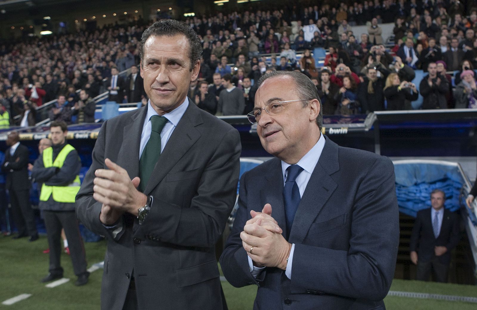Valdano y Florentino Pérez aplauden a Ruud Van Nistelrooy en el homenaje previo al partido ante el Málaga.