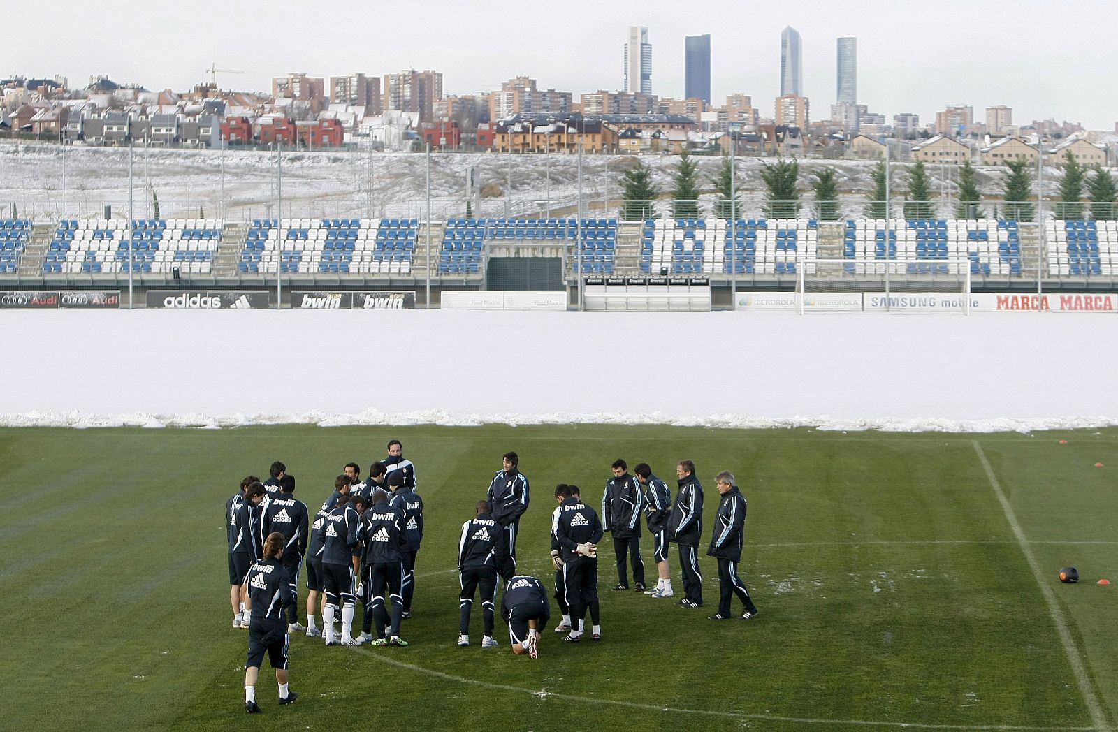 La nieve ha estado presente en el entrenamiento del Madrid.