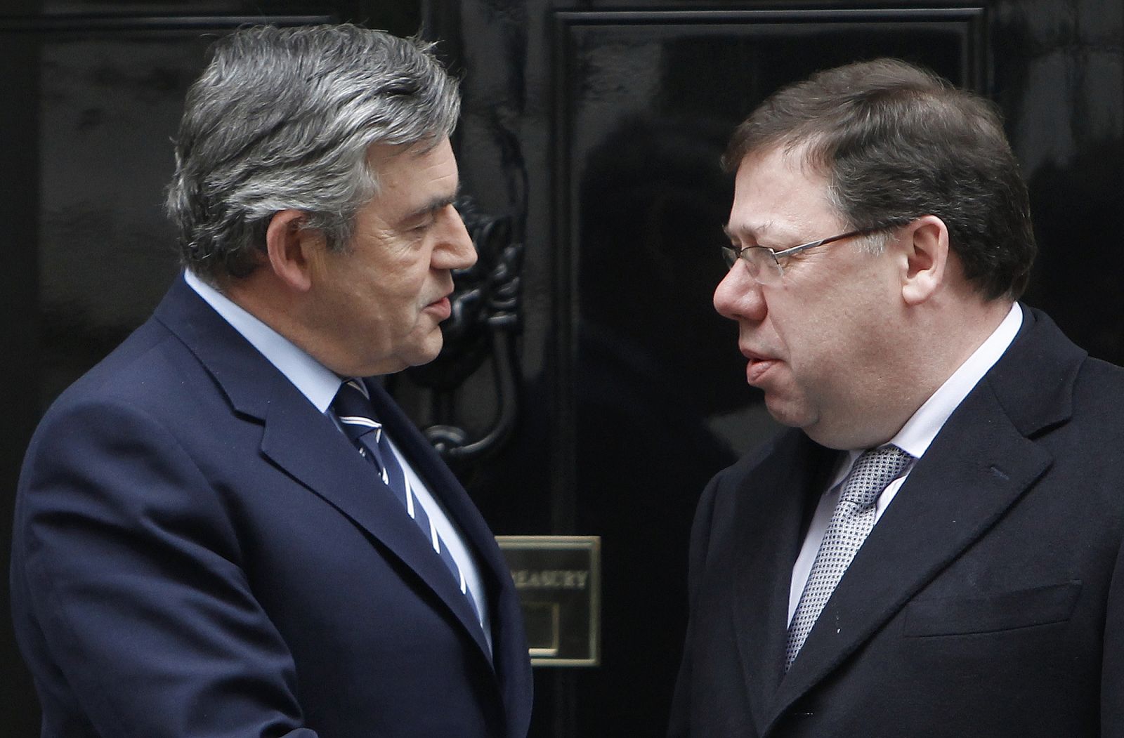 El primer ministro británico, Gordon Brown, saluda a su homólogo irlandés, Taoiseach Cowen a las puertas de Downing Street.