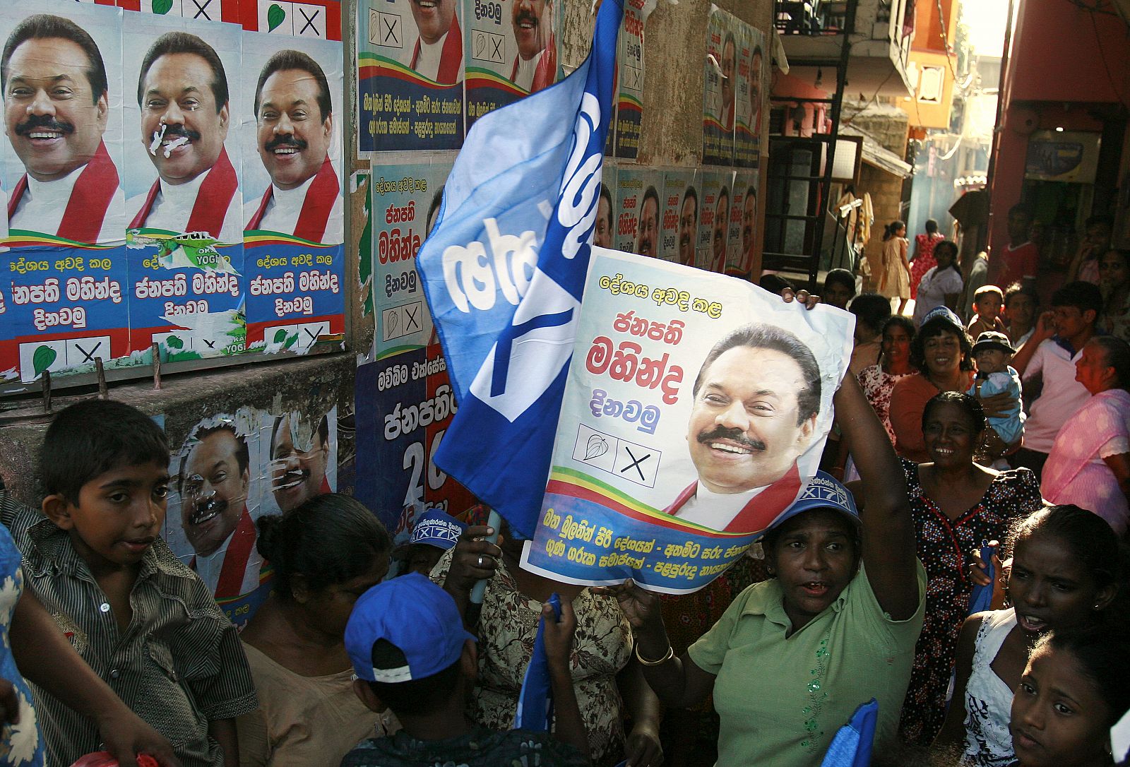Partidarios del presidente Mahinda Rajapaksa celebran el cierre de las urnas electorales en Colombo.